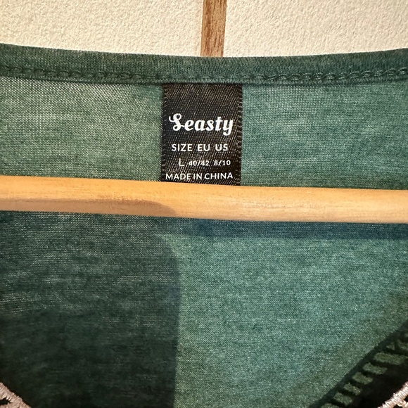 Green V-neck top with embroidered collar - Picture 6 of 8